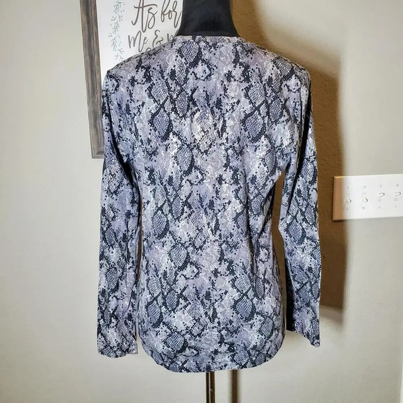Kate Hill Medium Women's Gray and Black Metallic Snakeskin Print Top NWOT - Picture 3 of 16